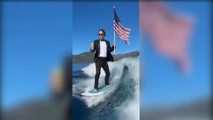 La original forma de celebrar el 4 de julio de Zuckerberg: surf con una bandera de EEUU