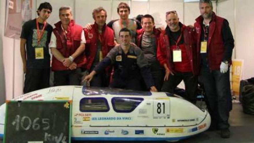 El equipo finalista del Instituto Leonardo Da Vinci en la Eco-maratón europea con su bólido.