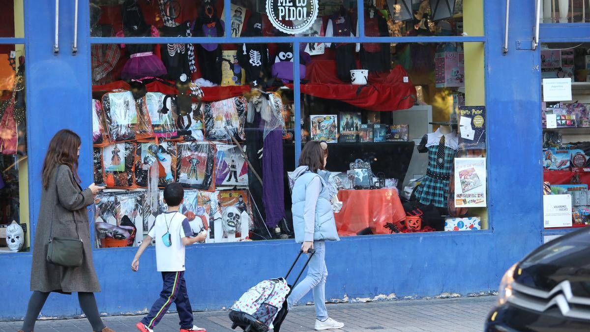 El escaparate de una tienda de juguetes en la que ya se ofrece todo tipo de disfraces, ayer en Zaragoza.