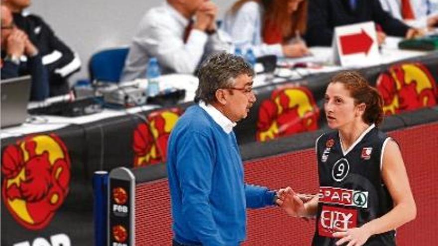 Ramon Jordana parlant amb la seva filla, Noemí, en un moment de la semifinal de Copa contra el Conquero.