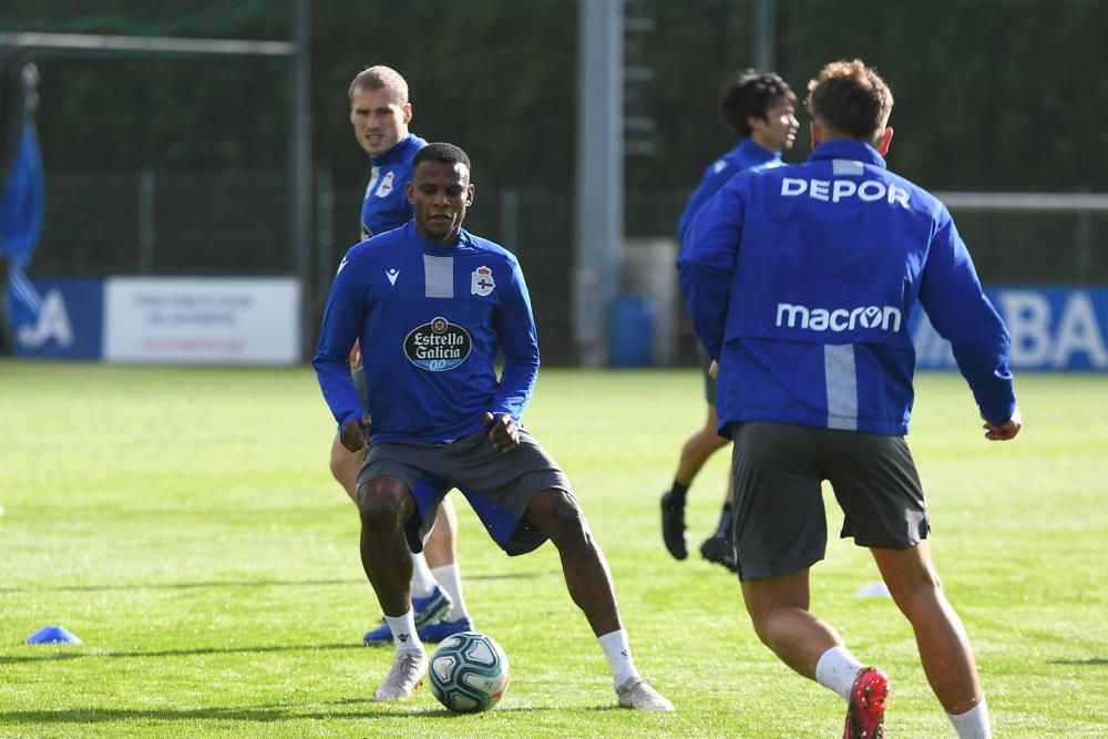 El Deportivo regresa a los entrenamientos tras el descanso con una sesión de larga duración sobre el cesped.