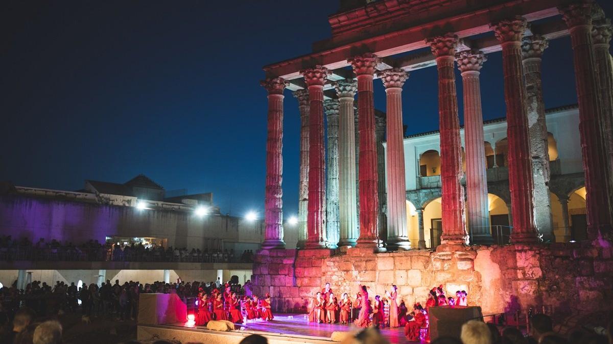 Un grupo de bailarinas, durante una de las exhibiciones de flamenco celebradas en el Templo de Diana.