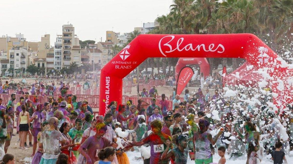 La 7a Color Blanes X Runners acaba amb una festa de l'escuma a la platja.