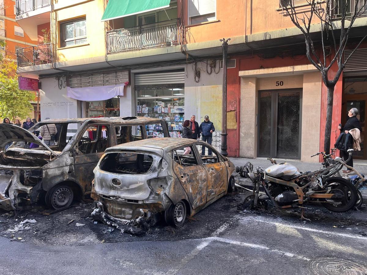 Un incendiario siembra el caos en Patraix al quemar 18 contenedores y más de una treintena de vehículos
