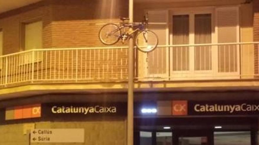 Una de les bicicletes penjades als fanals de Santpedor