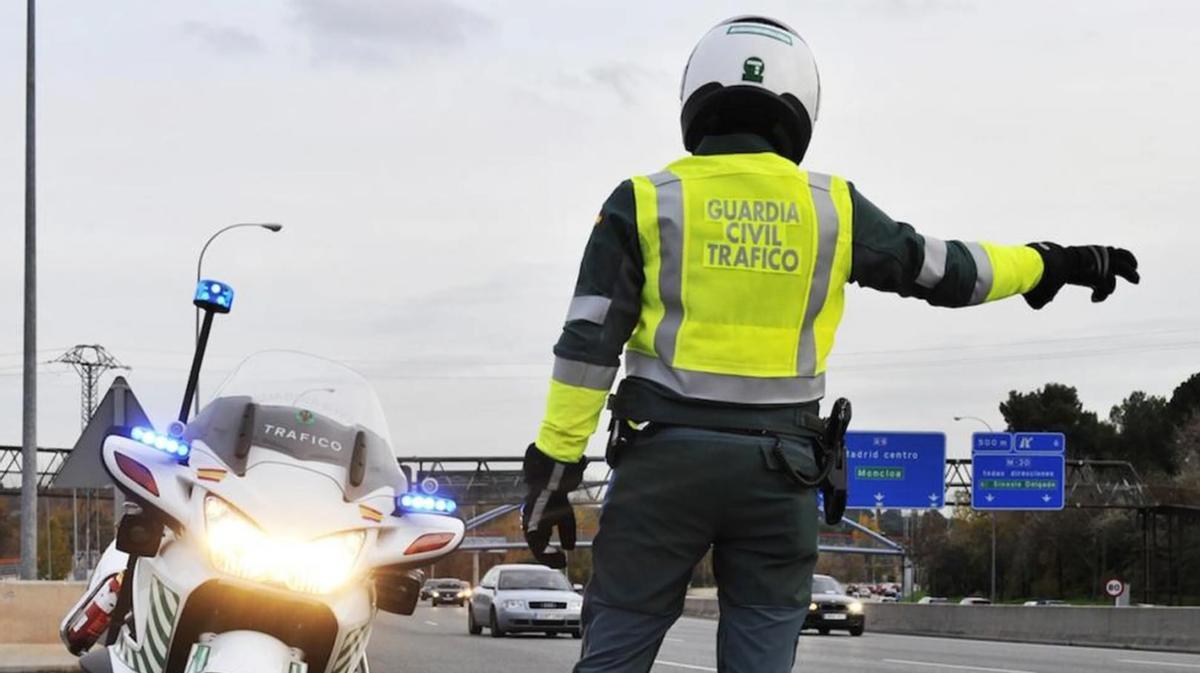 Un guardia civil regula el tráfico en una imagen de archivo.