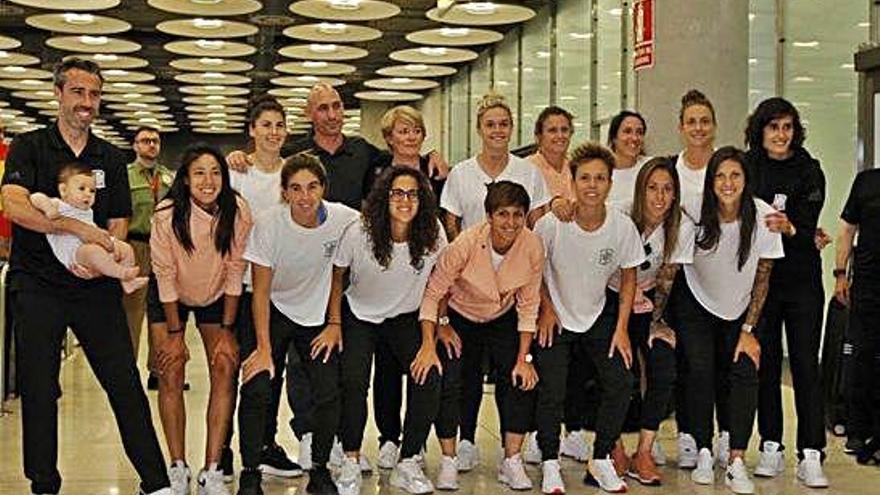 Jorge Vilda, a la izquierda, ayer junto a sus jugadoras a la llegada de la selección a Barajas.