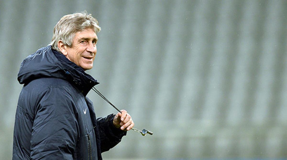 Manuel Pellegrini, durant un entrenament del Manchester City. Manuel Pellegrini, durant un entrenament del Manchester City.