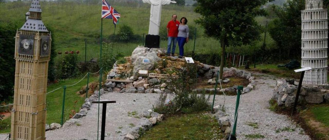 Graciano Gallinar y Marisa Corral, ante la figura del Cristo Redentor, flanqueado por el Big Ben y la Torre de Pisa.