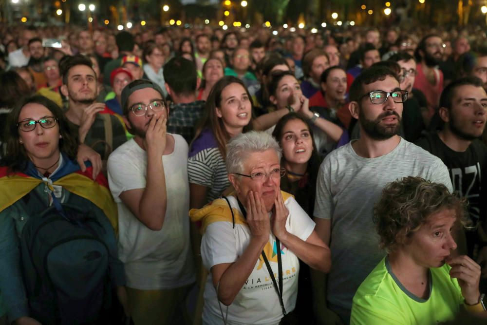 Caras de decepcion tras escuchar las palabras de Puigdemont
