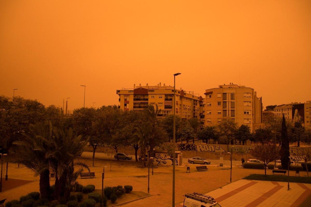 Cielo rojizo provocado por la calima en Murcia.