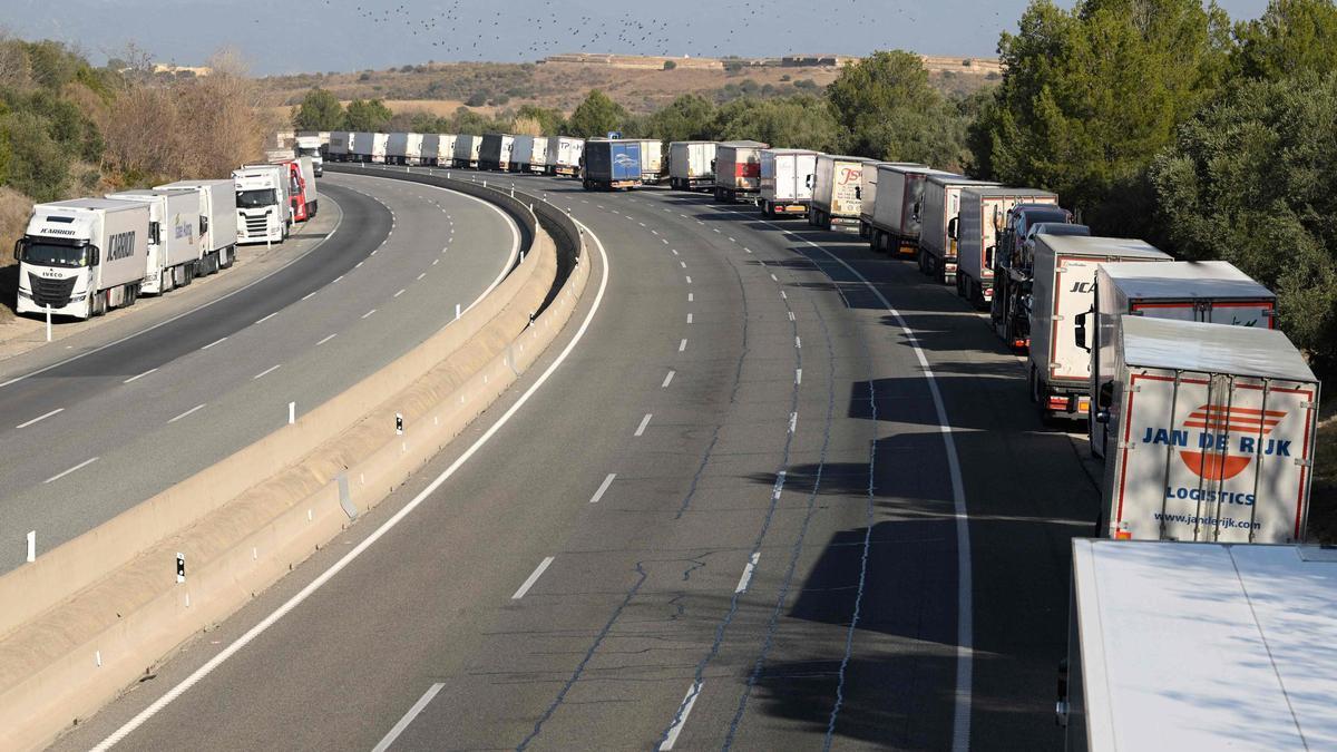 Los camiones estacionados en el arcén se alinean a lo largo de la autopista AP-7, cerca de Vilajoan, a 35 km de la frontera francesa, debido al bloqueo de la A-9 en Francia