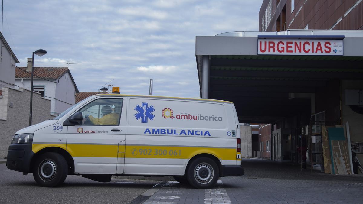 Una ambulancia, junto al servicio de Urgencias del hospital Virgen de la Concha de Zamora