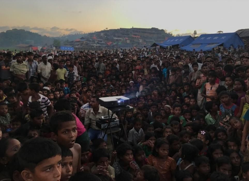 Gran Premio, Fotógrafo del Año. Un grupo de rohingyas ve una película sobre la importancia de la salud y la higiene cerca del campo de refugiados Tangkhali en Ukhiya (Bangladés).