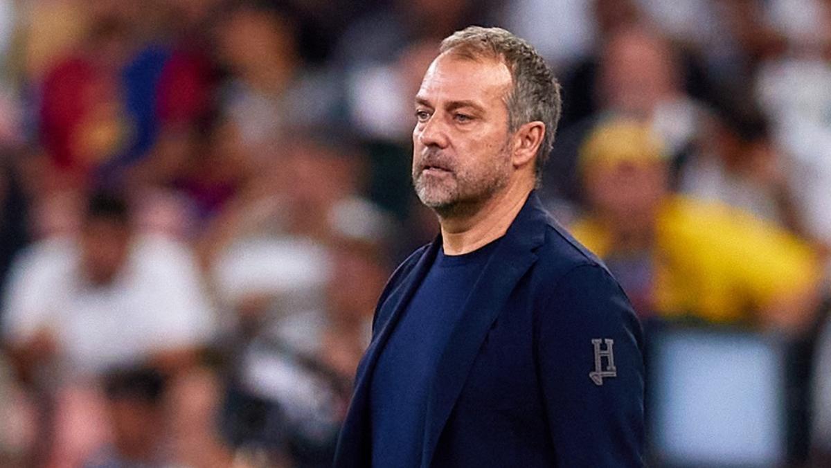 Hansi Flick, durante el Real Madrid - Barça de la Supercopa