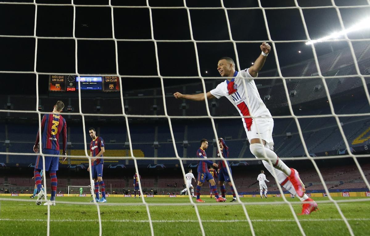 Mbappé celebra un tanto en el Camp Nou.