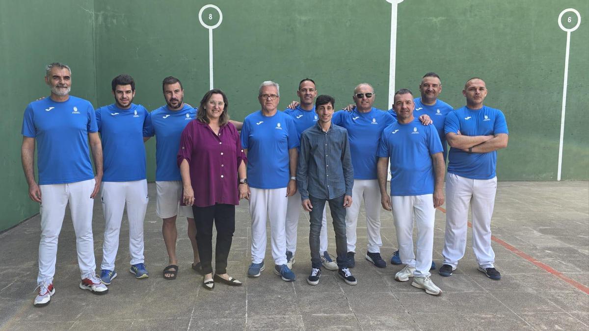 La alcaldesa ha felicitado personalmente al equipo de frontenis de Benirredrà