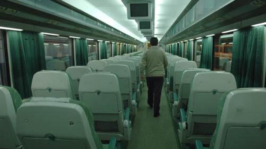 El vagón de clase preferente del Arco procedente de Irún, ayer, a su llegada a la estación de A Coruña.