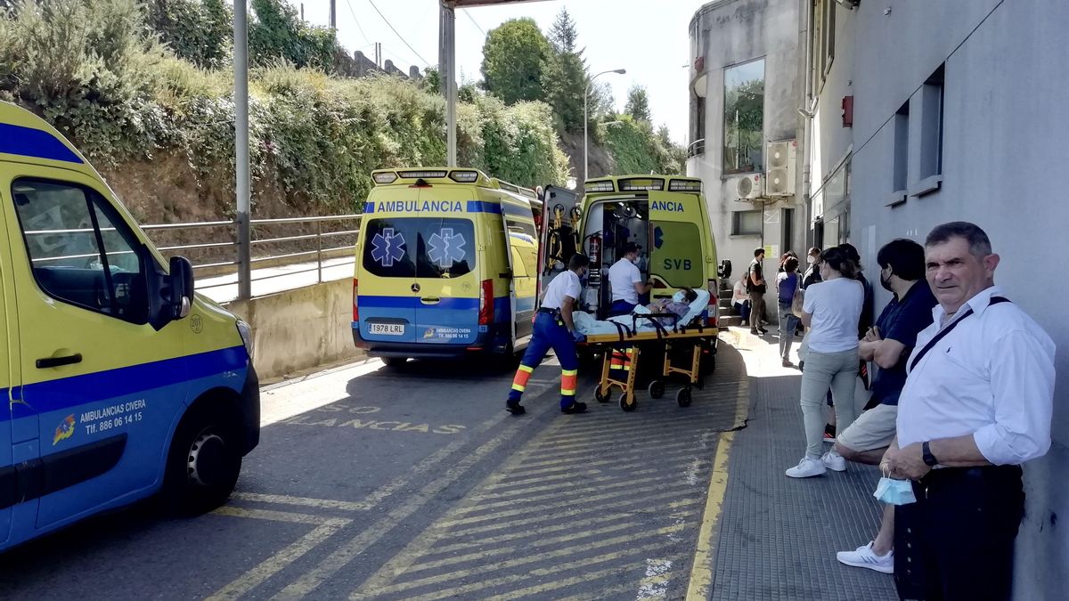 Acumulación de ambulancias ante Urgencias de Montecelo este miércoles