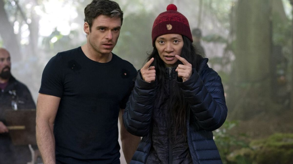 Chloé Zhao y el actor Richard Madden, en el rodaje de ’Eternals’.