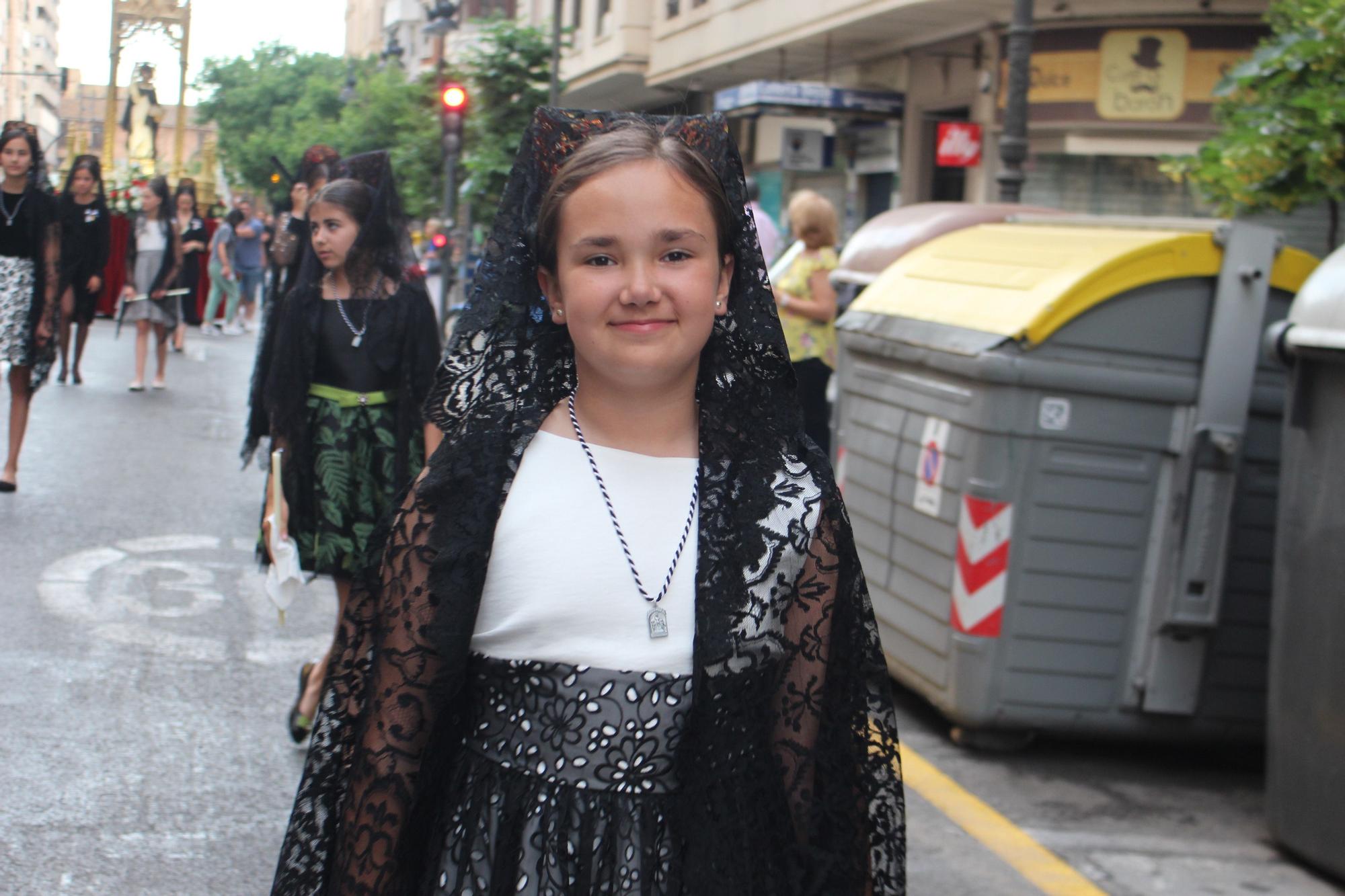 La calle San Vicente acoge la procesión "dels Xiquets" con tres generaciones falleras