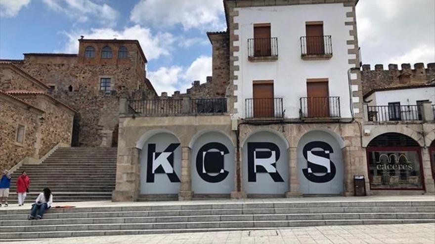 El Ayuntamiento de Cáceres obliga a retirar las letras de la fachada de la plaza