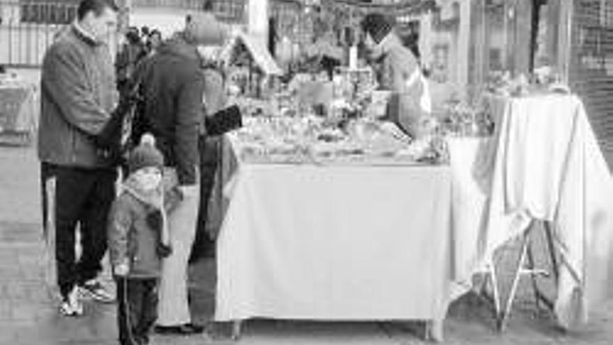 Gran afluencia de visitantes, en el mercadillo navideño