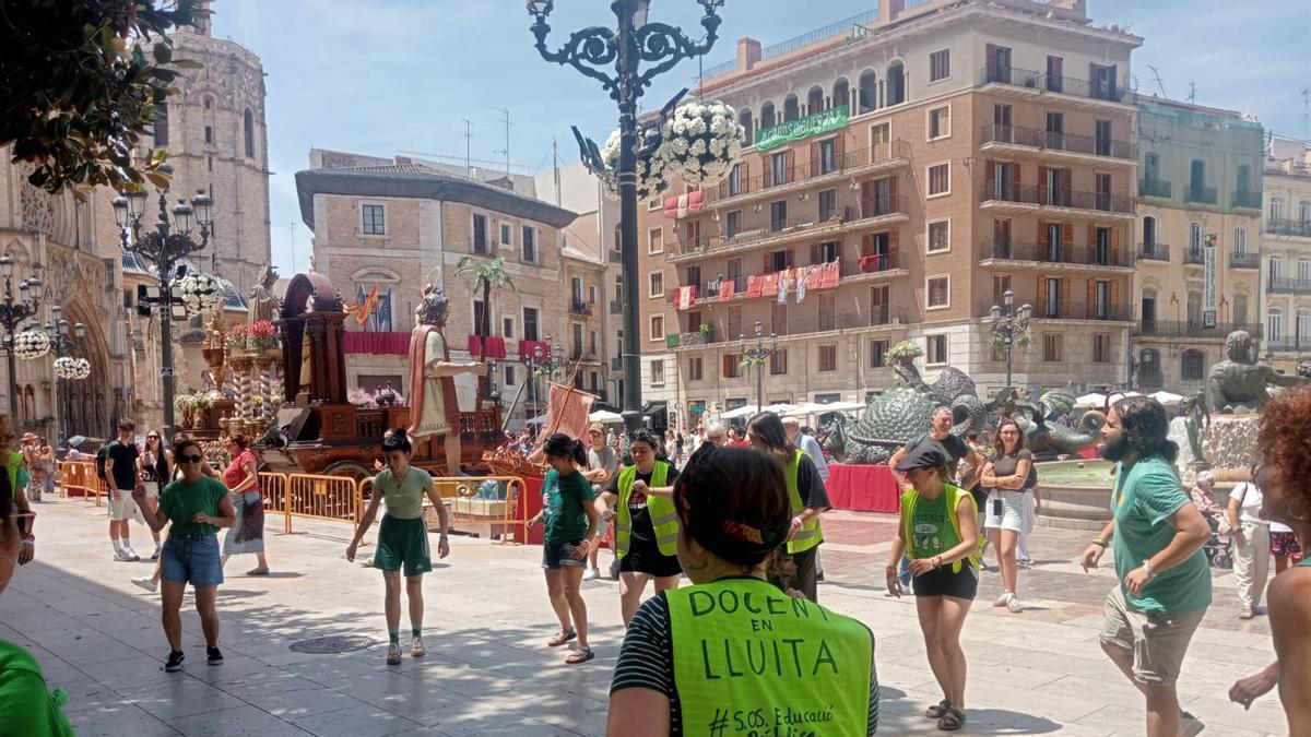 Actividades de la acampada educativa lúdica y al fondo los preparativos del Corpus