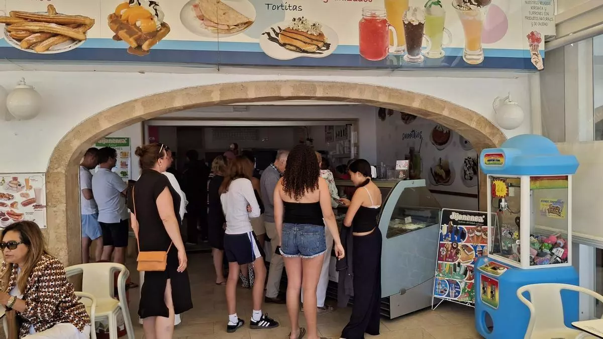 Cuentas a papel y boli, cocina a gas y restaurantes llenos: los restaurantes de Dénia y Xàbia plantan cara al apagón