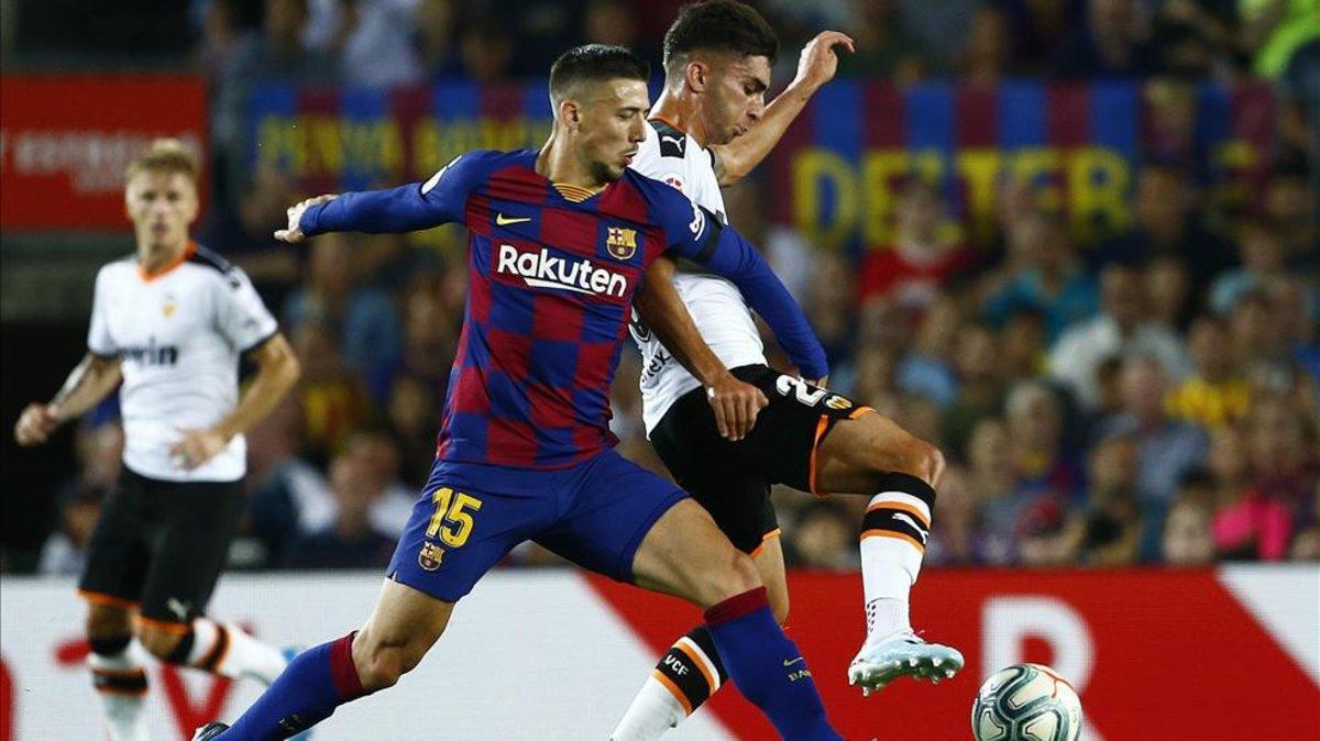 Lenglet defiende un balón ante el Valencia