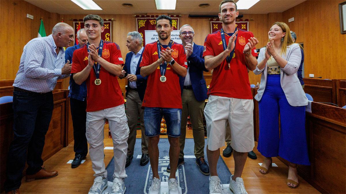 Los tres internacionales de Los Palacios y Villafranca en el homenaje tras ganar la UEFA Nations League