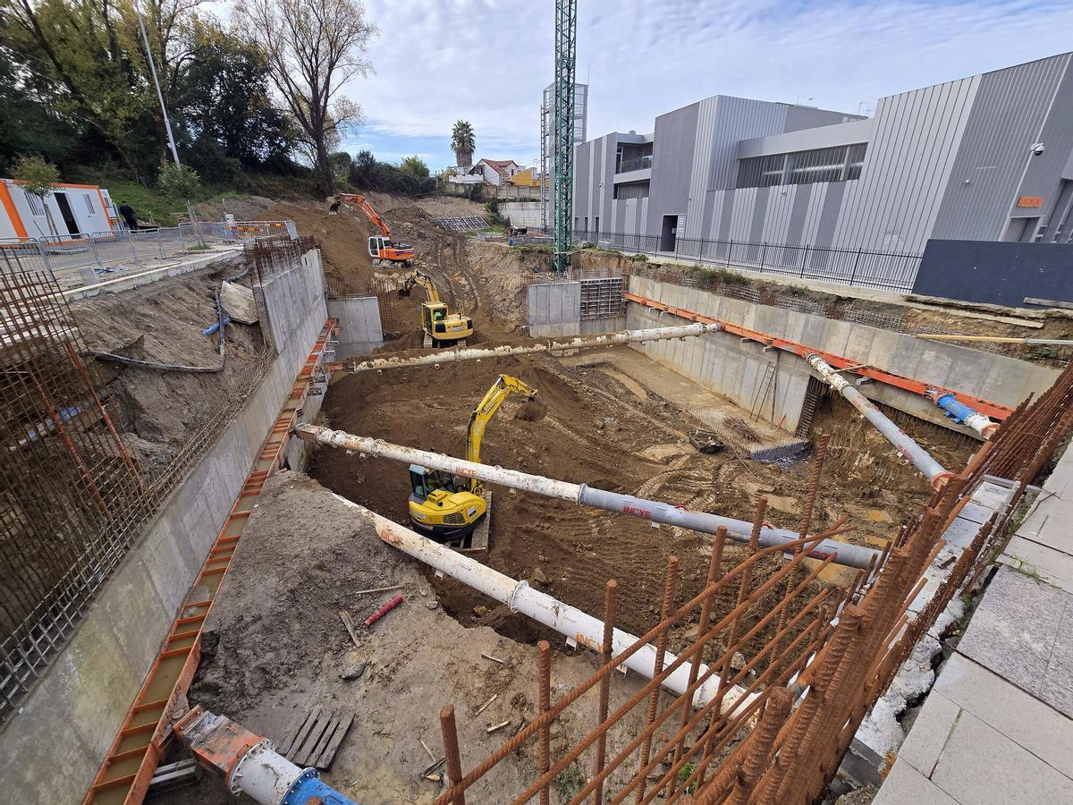 Obras de construcción de 27 viviendas protegidas del Concello de Vigo en el ámbito de Esturáns, cuyo contrato es el primero gestionado directamente por la Empresa Municipal de Vivienda de Vigo (EMVigo), constituida el 15 de octubre de 2025. PISOS. SOLAR. TERRENOS. URBANISMO