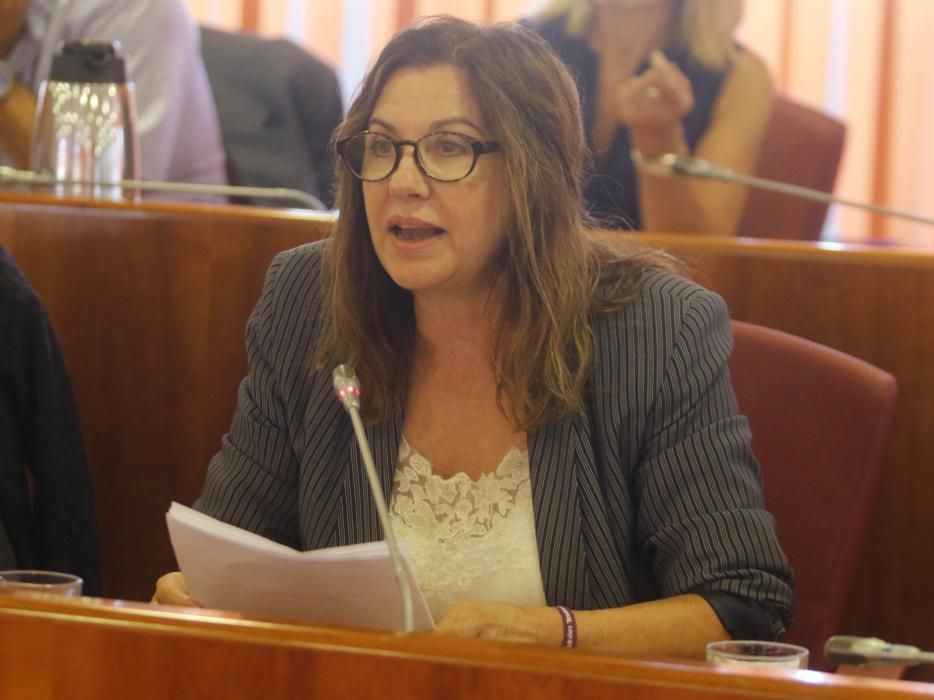 Uxía Blanco Iglesias (PSOE). Licenciada en Geografía e Historia  y actriz de cine, televisión y teatro. Profesora del centro público de Educación de Personas Adultas (EPA) en Vigo. Ha concejala de  Igualdad, Juventud y Normalización Lingüística desde 2015.