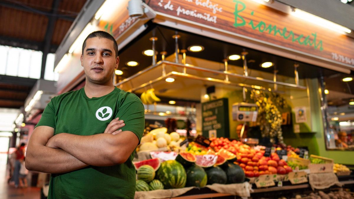 Karim Mrabet, frente a su puesto de Biomercats en el mercado de la Llibertat.