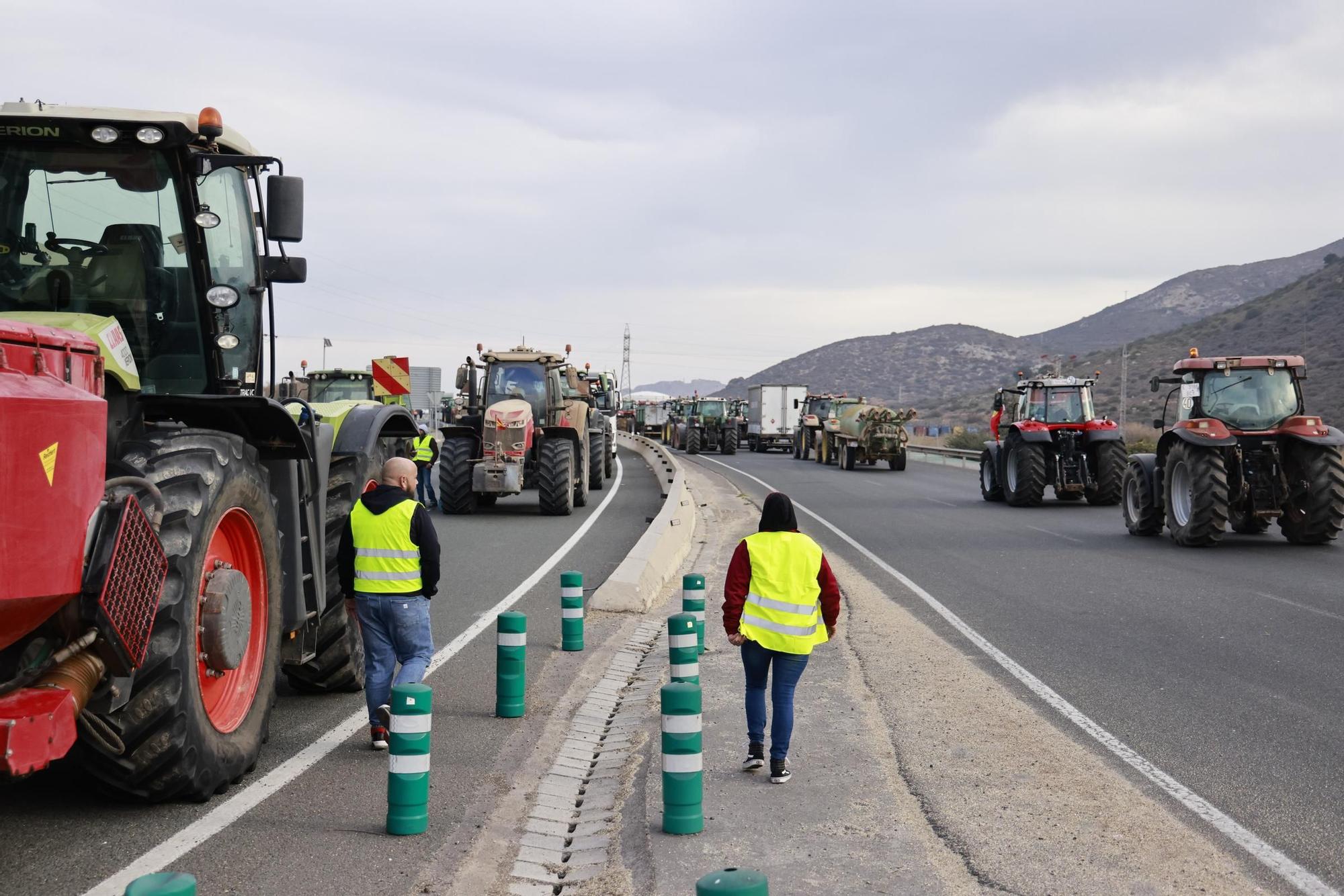 Las imágenes de la protesta de agricultores que ha colapsado el tráfico en Murcia