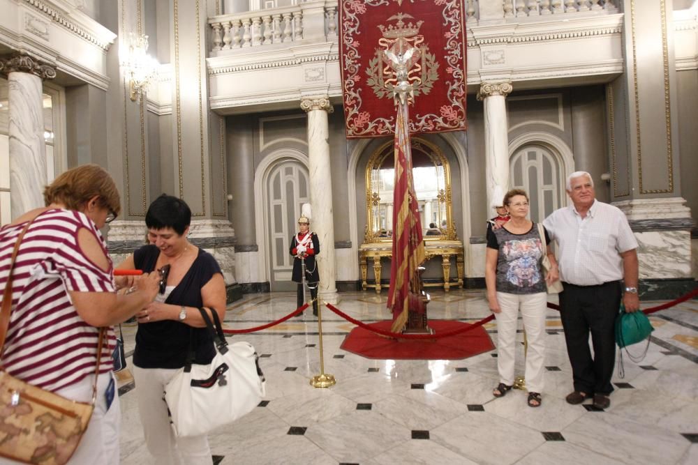 Visita a la Real Senyera en el Ayuntamiento