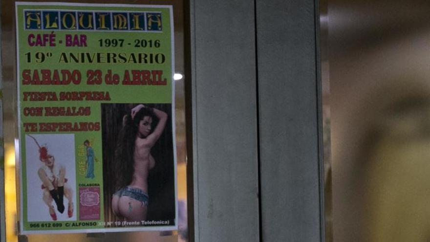 Críticas por el uso sexista de la mujer en un cartel de un negocio