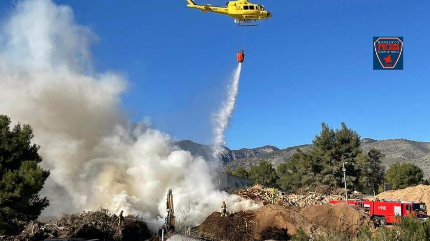 Los bomberos trabajan para extinguir un incendio en una empresa de reciclado de Caravaca