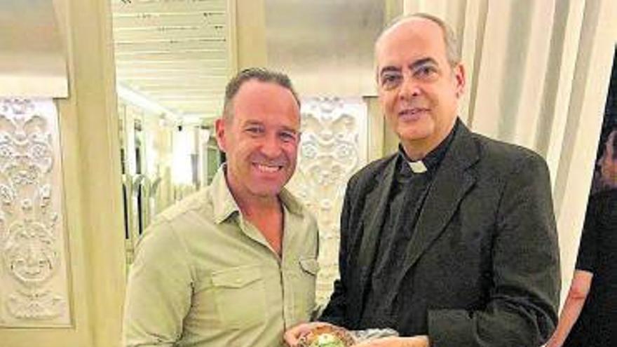 La Cofradía del Queso regala una pieza de gamonéu al Papa
