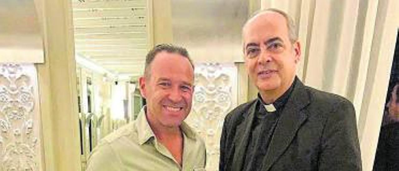 Favila Quintana –a la izquierda– y Guillermo Karcher, con la pieza de queso de Gamonéu regalada al Papa Francisco. | R. M. V.