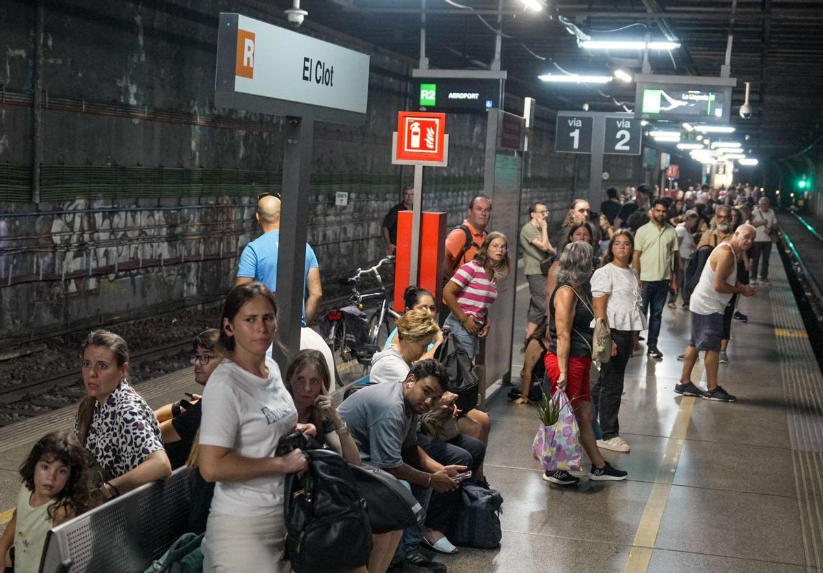 Incidencias en Rodalies Renfe en la estación de El Clot en Barcelona