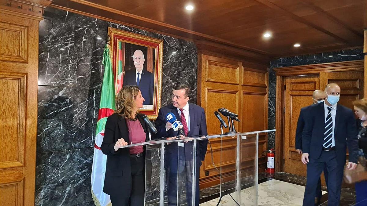 Teresa Ribera, junto al ministro de Energía de Argelia, Mohamed Arkab, ayer. | EUROPA PRESS