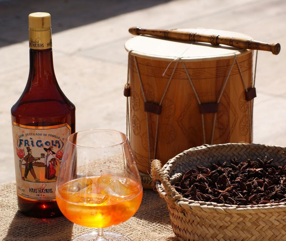 Hierbas Ibicencas originales, indispensables en cualquier brindis. | FOTOS: FAMILIA MARÍ MAYANS