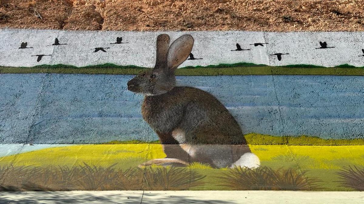 Un conejo pintado en el mural, la especie que más abunda en el parque natural.
