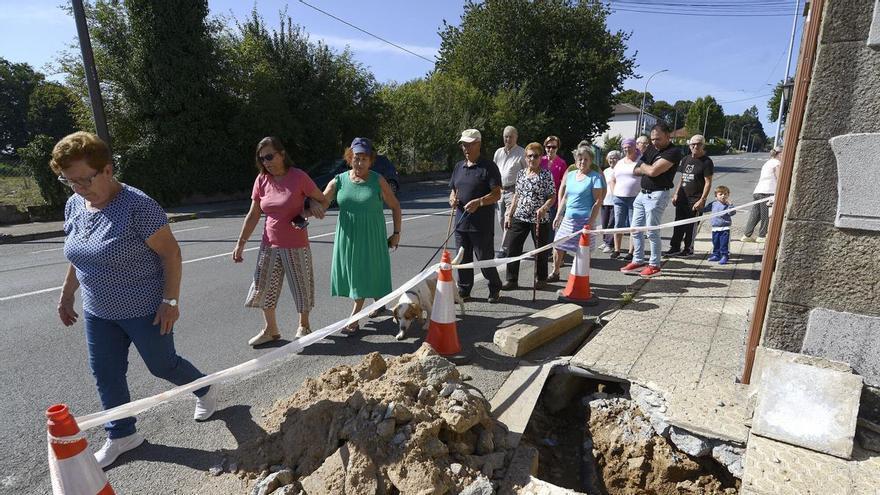 Más de un mes sin poder caminar por la acera en la Avenida das Cruces