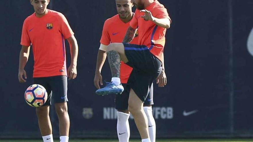 Leo Messi, durante el entrenamiento que la plantilla blaugrana realizó ayer en Barcelona. // Toni Albir