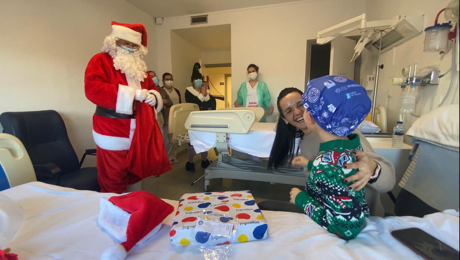 Papa Noel aparca su trineo en el hospital de Ourense