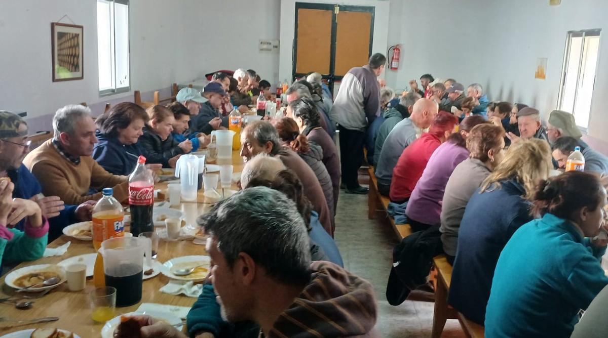 Comida de hermandad de los participantes en los trabajos a prestación personal.  | CH. S.