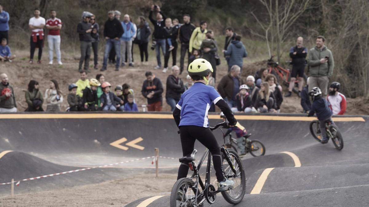 Infants gaudint del pumptrack de Gironella, el dia de la inauguració