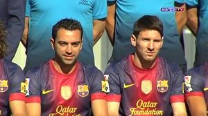 Els jugadors i l’equip tècnic posen amb la samarreta oficial sobre la gespa del Camp Nou.